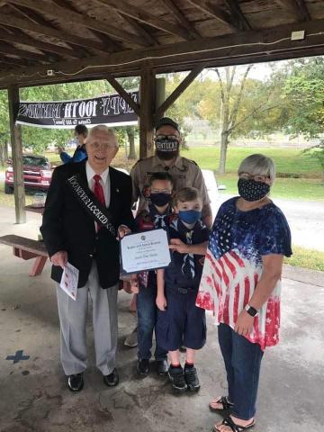 Laura Crafton presenting Linc with the Veteran of the Year Award from Butler County DAR.