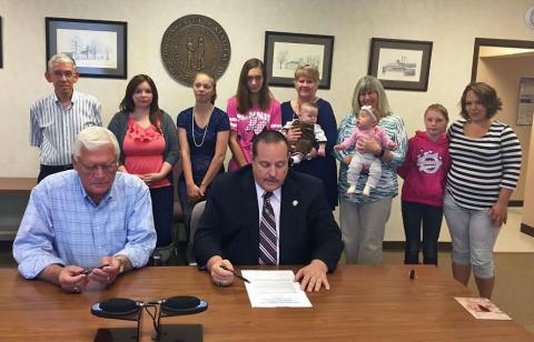 Judge Fields and Mayor Phelps declare October Pregnancy and Infant Loss Awareness month in Morgantown and Butler County.