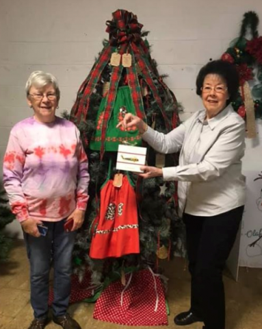 Morgantown First Baptist Church WMU tree was Viewer's Choice.